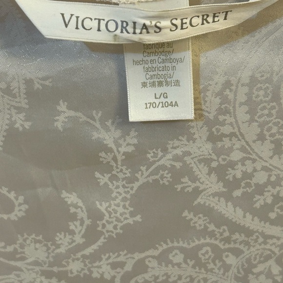 Victoria's Secret Elegant White Tie-Front Robe - Picture 4 of 6